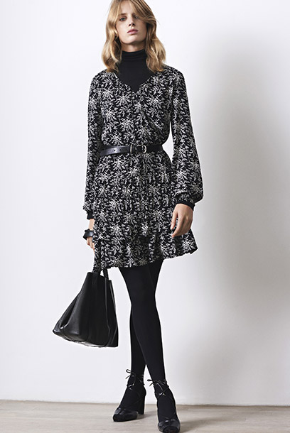 Look mujer - vestido estampado y zapatos de tacón