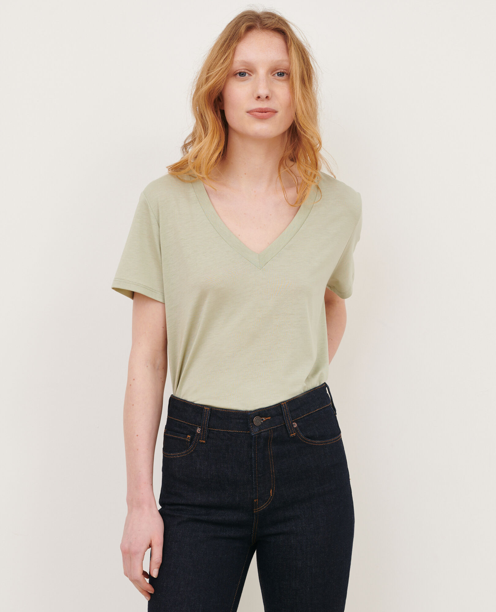 LÉA - Camiseta fluida con cuello de pico 53 green Paberne