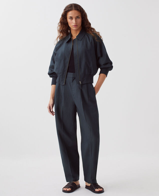 Pantalón con pinzas J690 blueberry