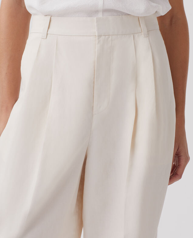 Pantalón con pinzas J314 beige