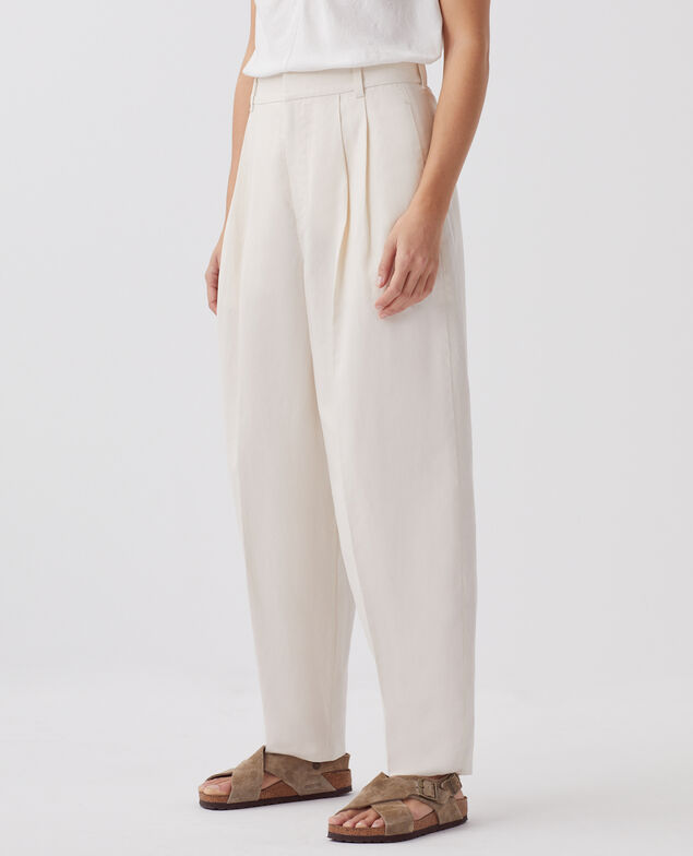 Pantalón con pinzas J314 beige