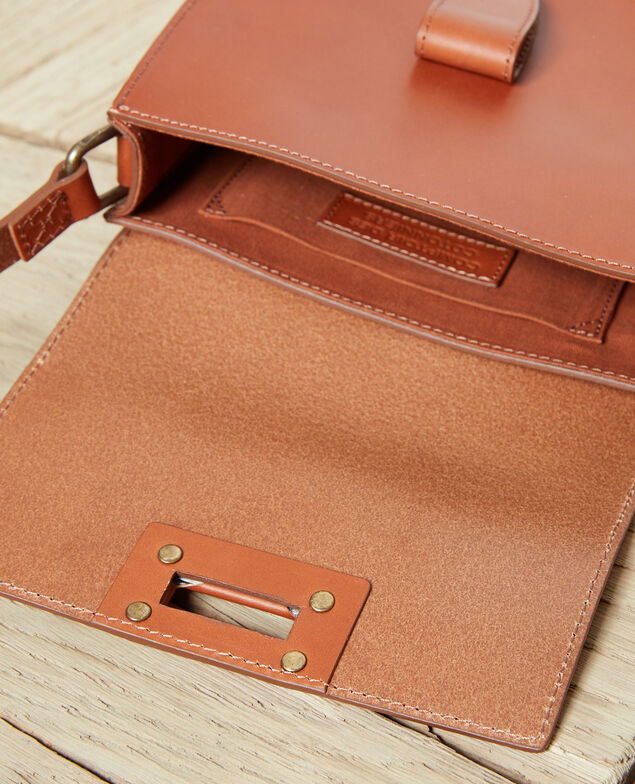 Bolso forma de media luna en pequeño formato Camel