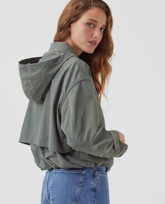 Cazadora corta con capucha de efecto perlante J560 basil dark green