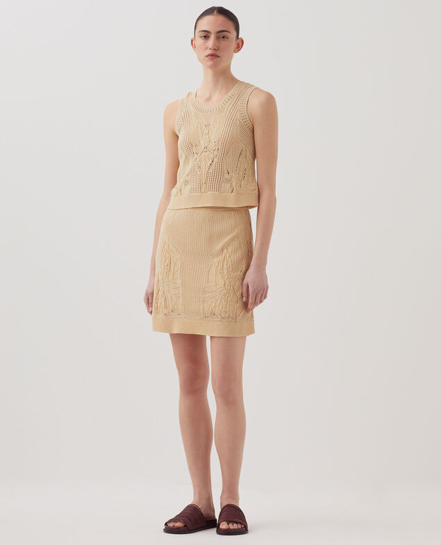 Top de crochet con motivo floral J300 natural