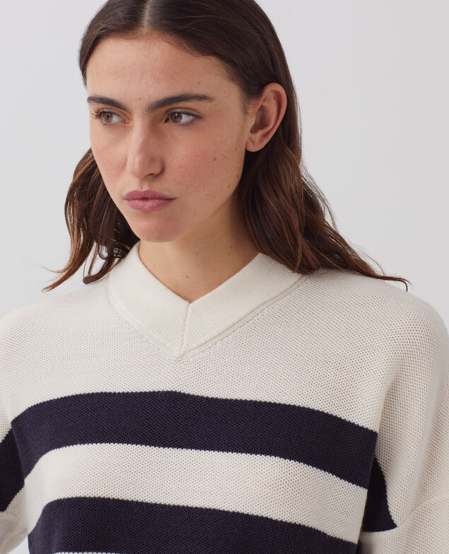 Jersey marinero con cuello de pico de lana merino J682 st ecru navy