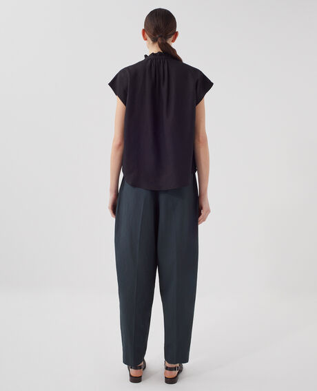 Camisa sin mangas con cuello de volantes U090 black