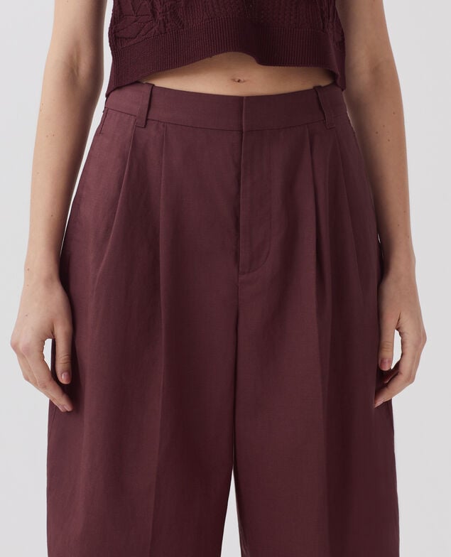 Pantalón con pinzas J380 decadent chocolate