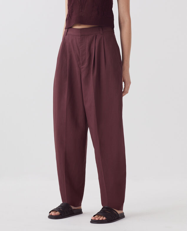 Pantalón con pinzas J380 decadent chocolate