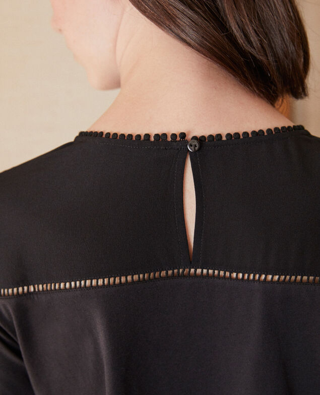 Camiseta de dos tejidos con detalles de borlas Noir