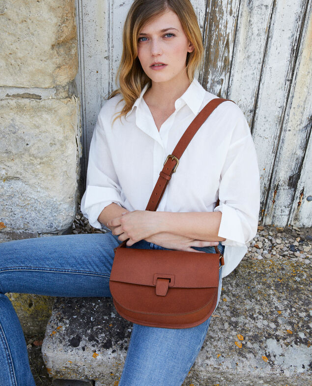  Bolso forma de media luna en gran formato Camel