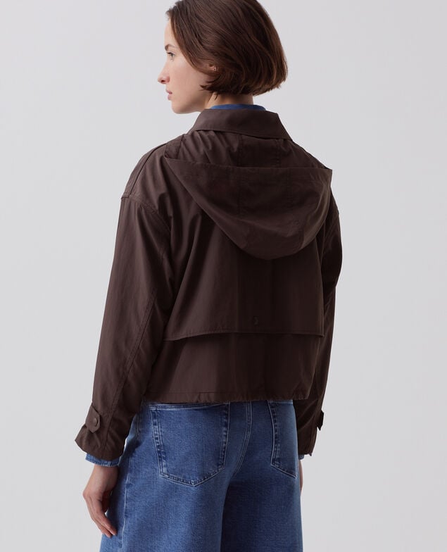 Cazadora corta con capucha de efecto perlante J790 chocolate plum
