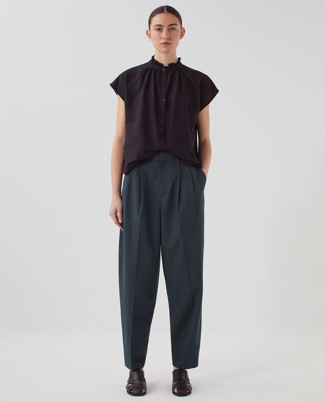 Camisa sin mangas con cuello de volantes U090 black