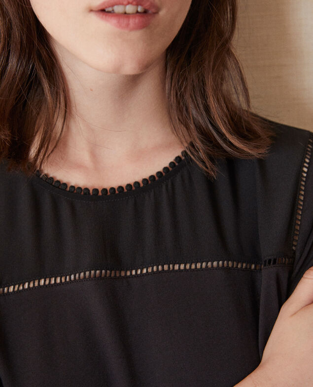 Camiseta de dos tejidos con detalles de borlas Noir