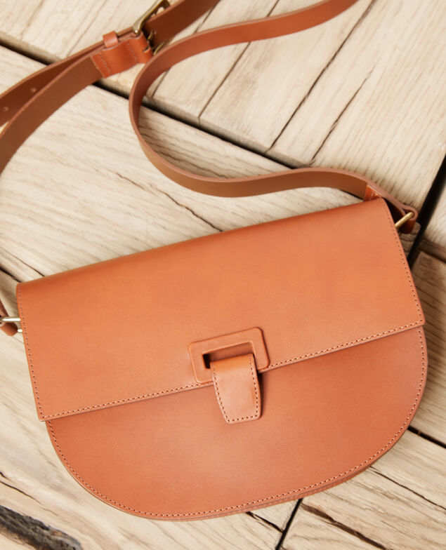  Bolso forma de media luna en gran formato Camel