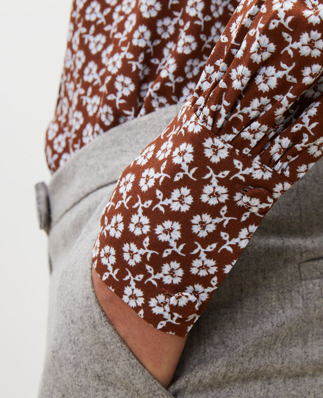  Blusa con manga larga y estampado floral Print fleurettes tortoise shell