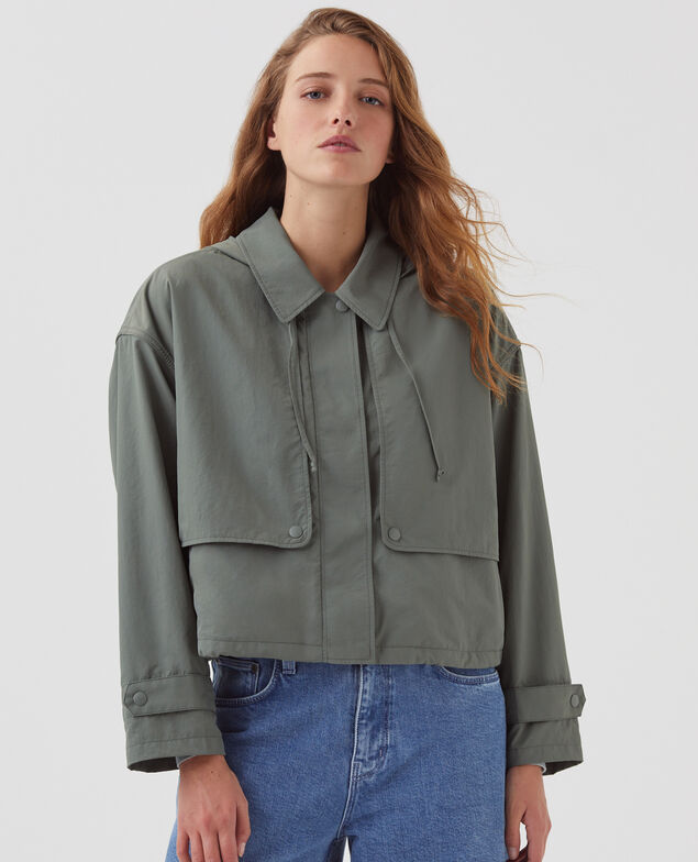 Cazadora corta con capucha de efecto perlante J560 basil dark green