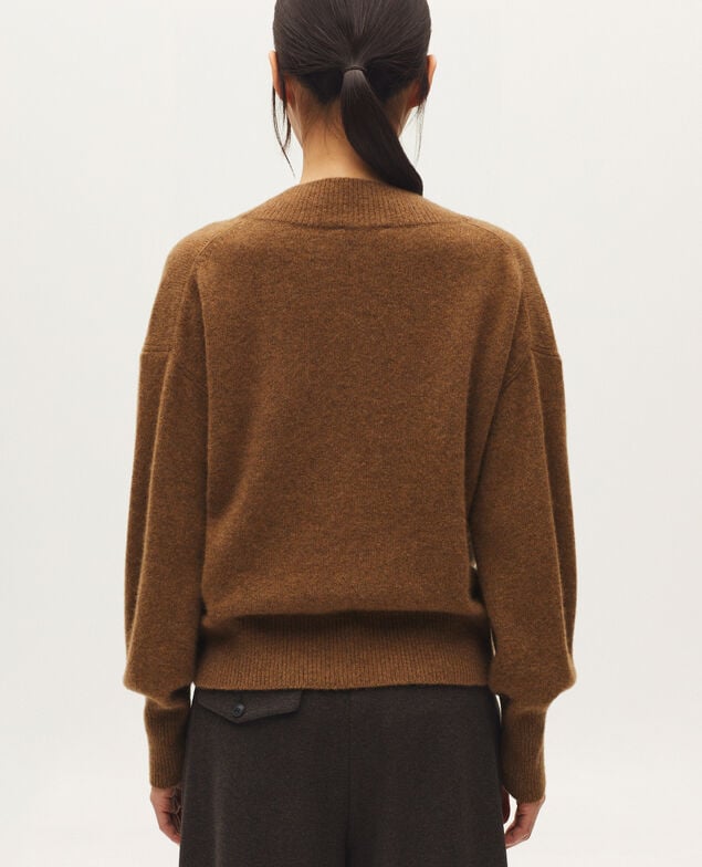 Jersey con cuello de pico de cachemir K350 mel brown