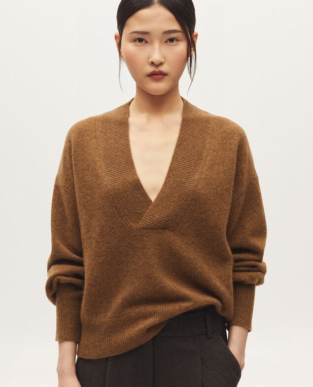 Jersey con cuello de pico de cachemir K350 mel brown