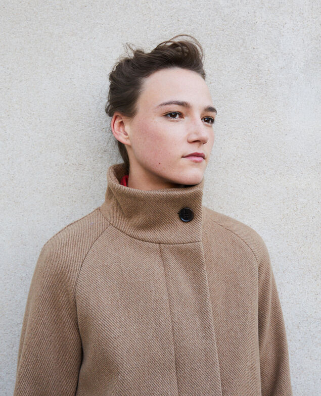 Abrigo con cuello subido Beige